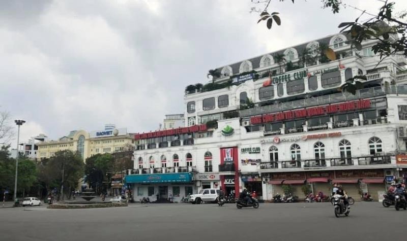 Nhiều cửa hàng ở Hà Nội đã tạm đóng cửa.