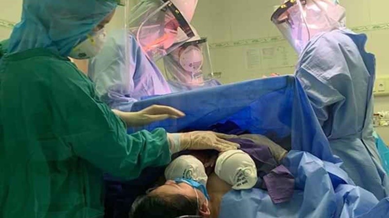 Hai bé song sinh chào đời trong phòng cách ly phòng dịch Covid-19 tại Bệnh viện Sản Nhi Quảng Ninh (ảnh do BV cung cấp)