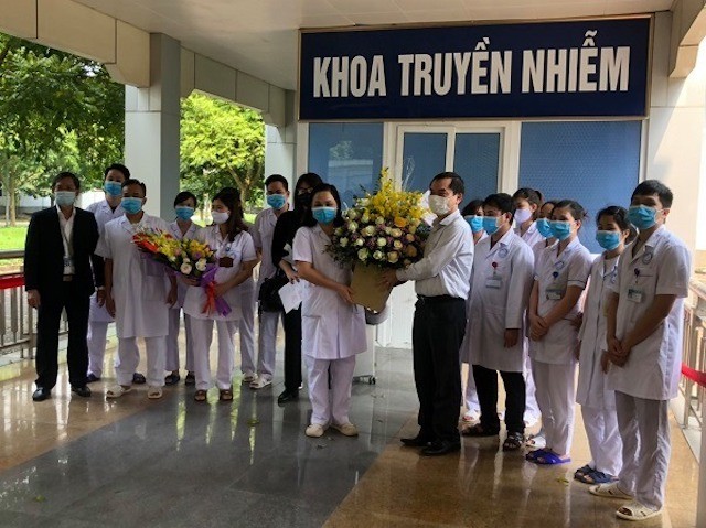Người nhà bệnh nhân tặng hoa cảm ơn đội ngũ y, bác sĩ tại Khoa Truyền nhiễm, Bệnh viện Đa khoa tỉnh Ninh Bình (ảnh BYT)