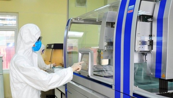Thiết bị máy xét nghiệm tự động phòng, chống dịch COVID-19 (ảnh: baochinhphu.vn)