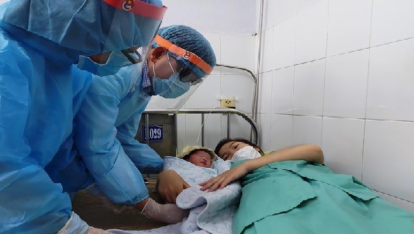 Sản phụ trở về từ Đài Loan sinh bé gái 3kg tại khu cách ly (Ảnh: Tiền Phong)