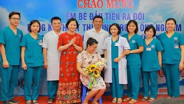 Em bé đầu tiên ra đời bằng kỹ thuật thụ tinh trong ống nghiệm tại tỉnh Hưng Yên.