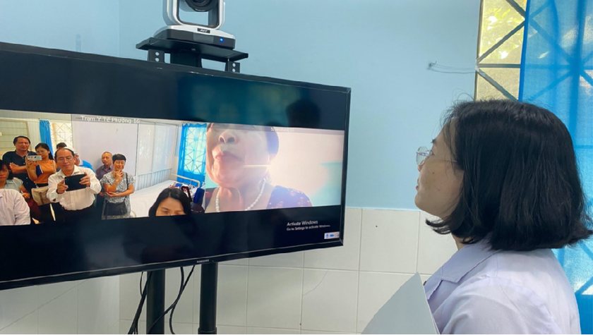 Bác sĩ trưởng Trạm Y tế phường 16, quận Gò Vấp thăm hỏi một bệnh nhân cao tuổi đang được Y sĩ của trạm chăm sóc tại nhà.
(Ảnh: Sở Y tế TP HCM)