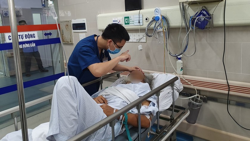 Bác sĩ khoa Cấp cứu đang thăm khám cho một bệnh nhân đột quỵ vào viện trong tình trạng rối lọan ý thức, liệt nửa người bên phải. Ảnh: BVCC