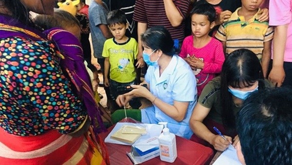 Tổ chức khám sàng lọc cho trẻ em ở Gia Lai (ảnh: nld.vn)