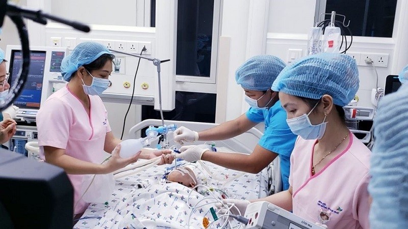 Sau gần 12h đồng hồ, hai em bé song sinh dính liền nhau đã được phẫu thuật tách thành công. Ảnh: BVCC