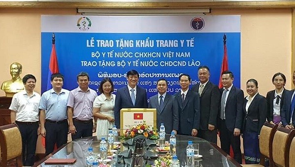 Bộ Y tế Việt Nam đã trao tặng Bộ Y tế CHDCND Lào 200.000 khẩu trang y tế.