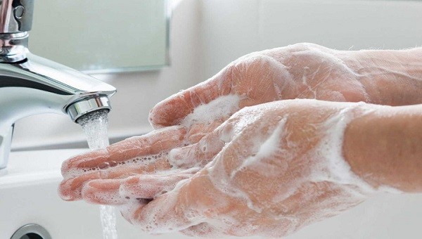 Hãy rửa tay thường xuyên và đúng cách.