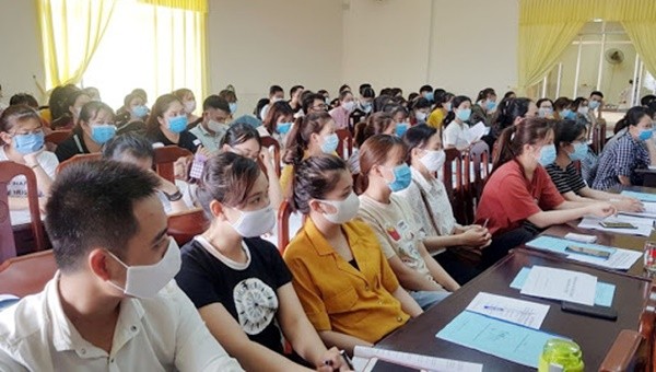 Nhân viên, sinh viên y, dược tình nguyện được tập huấn trước khi tham gia phòng, chống Covid-19 (ảnh: cadn.vn)