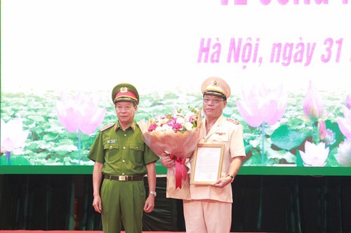 Thượng tướng Lê Quý Vương (phải) trao Quyết định bổ nhiệm chức vụ Giám đốc Công an TP. Hà Nội đối với Thiếu tướng Nguyễn Hải Trung.