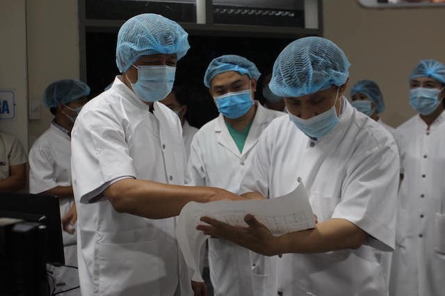 Thứ trưởng Bộ Y tế Nguyễn Trường Sơn chỉ đạo chống dịch tại miền Trung (Ảnh BYT)