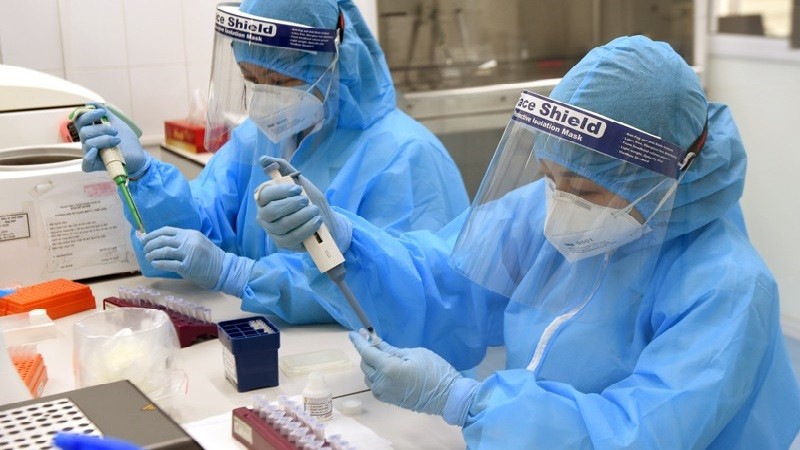 Cán bộ CDC Nghệ An tách chiết mẫu bệnh phẩm để xét nghiệm SARS-CoV 2 (ảnh: skds.vn)