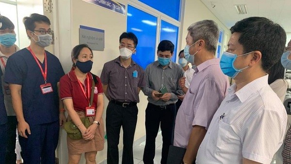 Thứ trưởng Bộ Y tế Nguyễn Trường Sơn kiểm tra công tác điều trị bệnh nhân mắc COVID-19 tại Bệnh viện Đa khoa Trung ương Quảng Nam. Ảnh: Anh Văn