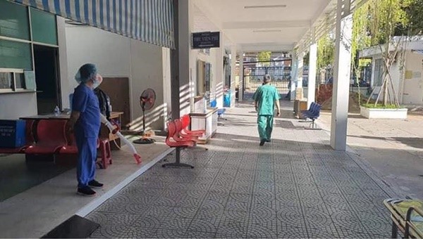 Trước khi được dỡ phong tỏa, Bệnh viện C Đà Nẵng đã tổng vệ sinh toàn bệnh viện (ảnh: Tiến Dũng).