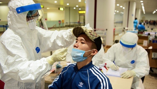 Cán bộ y tế lấy mẫu bệnh phẩm của từng người tại sân bay nội bài để xét nghiệm. Ảnh: Giang Huy.
