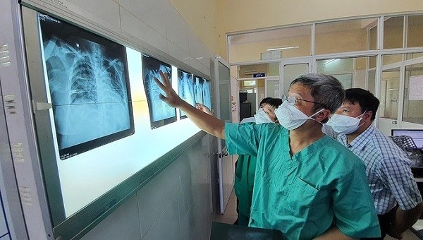 Thứ trưởng Bộ Y tế Nguyễn Trường Sơn xem hình ảnh chụp X-quang phổi của bệnh nhân COVID-19 Bệnh viện Phổi Đà Nẵng. Ảnh:Tuấn Dũng