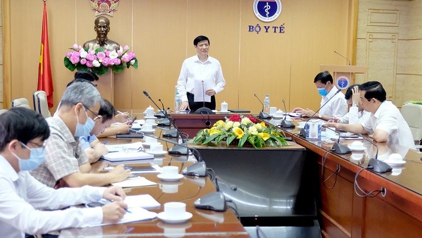Quyền Bộ trưởng Nguyễn Thanh Long phát biểu tại điểm cầu Bộ Y tế. Ảnh: Trần Minh