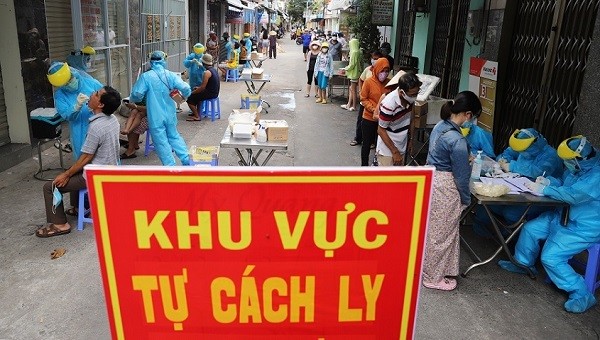 Người dân xếp hàng dài chờ lấy mẫu xét nghiệm Covid-19 ở Đà Nẵng. Ảnh: Hồ Giáp