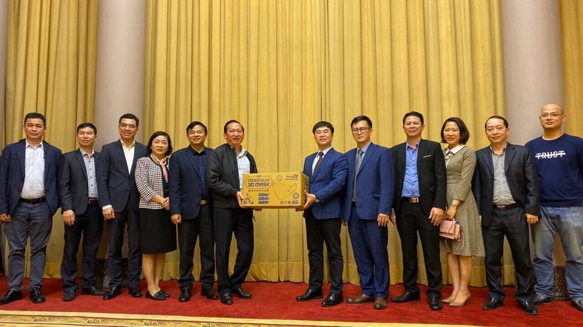 Đại diện Văn phòng Chủ tịch nước tiếp nhận 20.000 khẩu trang 3D và khẩu trang y tế đợt 1 vào 2/2020 do ông Hà Ngọc Sơn (bên phải) - TGĐ Aikya Pharma kính tặng.