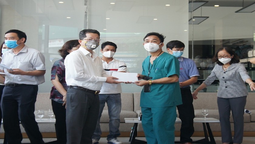 Lãnh đạo Đà Nẵng trao quà cho 2 đoàn y, bác sỹ Thừa Thiên-Huế và Bình Định (Ảnh: Baochinhphu.vn)
