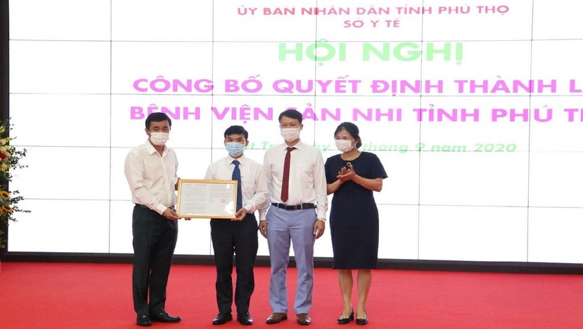 Trao quyết định thành lập Bệnh viện Sản Nhi tỉnh Phú Thọ.