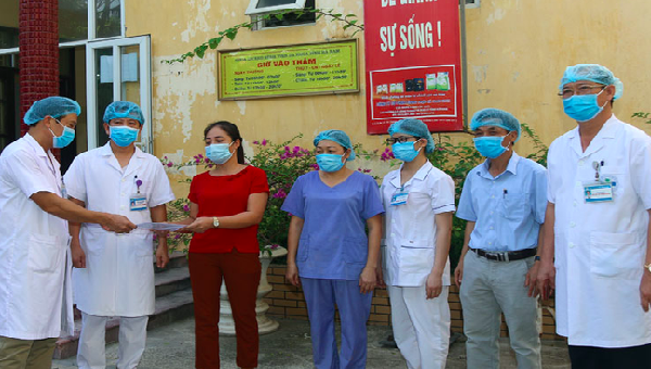 Bệnh nhân mắc COVID-19 cuối cùng tại Hà Nam xuất viện (ảnh: Tiền Phong)