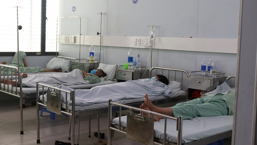 Bệnh nhân điều trị sốt xuất huyết tại Bệnh viện đa khoa Nông nghiệp. Ảnh: Ngọc Nga