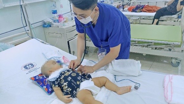 Bệnh nhi được điều trị tích cực tại Bệnh viện Sản Nhi tỉnh Phú Thọ. Ảnh: Hà Nguyệt