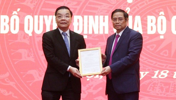 Ông Phạm Minh Chính trao Quyết định của Bộ Chính trị cho ông Chu Ngọc Anh. Ảnh: hanoi.gov.vn