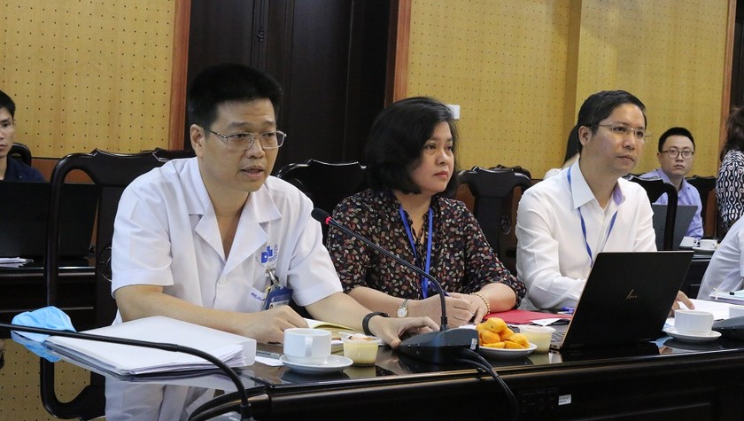 PGS.TS Lê Hữu Doanh - Phó Giám đốc BV Da liễu Trung ương (bên trái) cung cấp thông tin báo chí vào trưa 18/9.