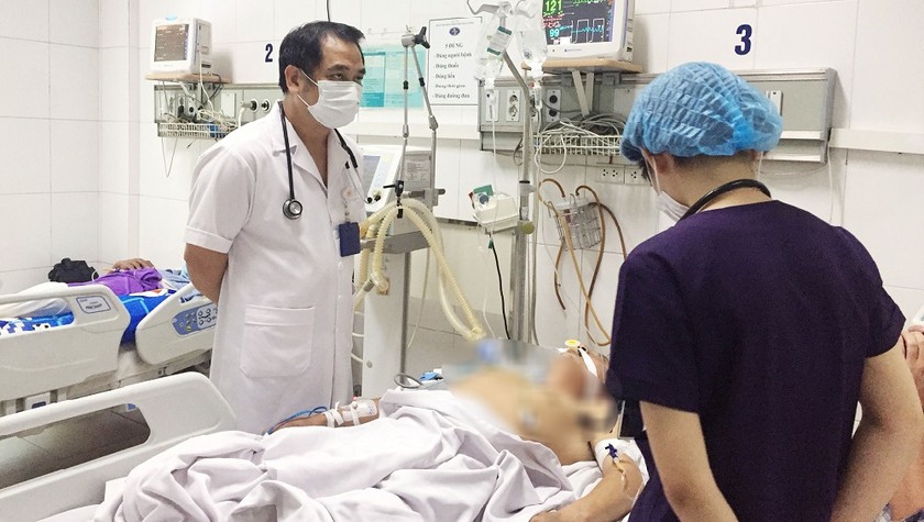 Bác sĩ Nguyễn Trung Cấp thăm khám cho bệnh nhân. Ảnh: Ngọc Nga