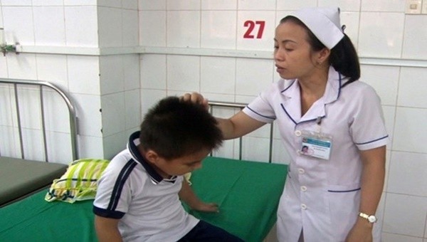 Một học sinh bị ong vò vẽ chích được điều trị tại Trung tâm y tế huyện Thống Nhất, Đồng Nai. Ảnh: Báo Công an nhân dân.