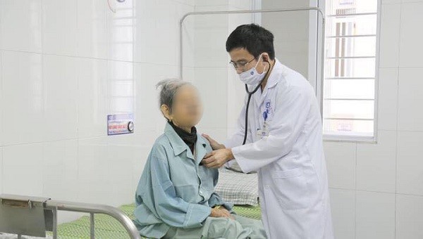Bác sĩ thăm khám sau can thiệp cho bệnh nhân. Ảnh: BVCC