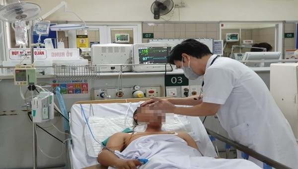 Bác sĩ thăm khám cho một bệnh nhân ngộ độc methanol (ảnh: BVCC)