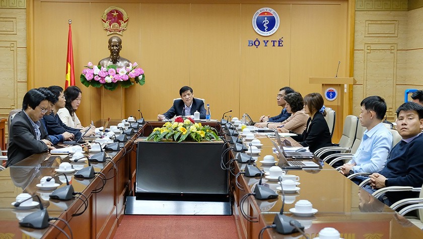 S.TS Nguyễn Thanh Long- Bộ trưởng Bộ Y tế chủ trì cuộc họp khẩn chiều ngày 30/11 tại điểm cầu Bộ Y tế Ảnh: Trần Minh