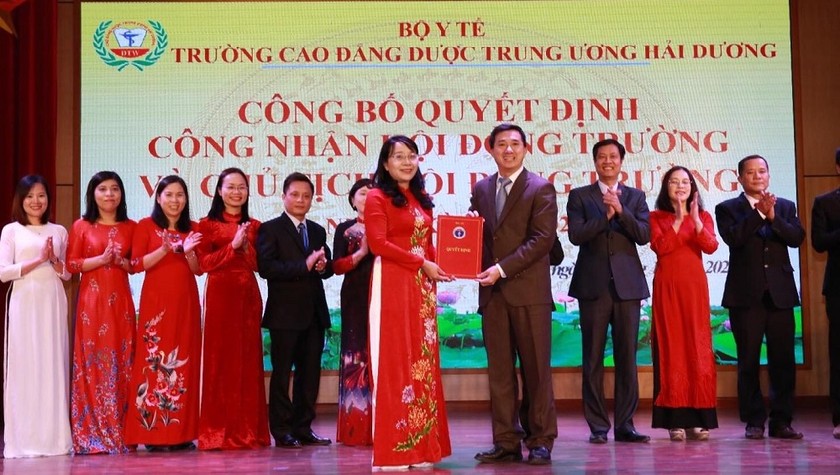 GS.TS Trần Văn Thuấn, Thứ trưởng Bộ Y tế trao quyết định thành lập Hội đồng Trường Cao đẳng Dược Trung ương Hải Dương.
