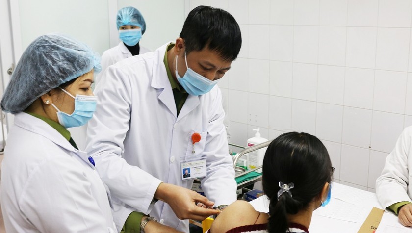 3 tình nguyện viên tiếp theo được tiêm vắc xin COVID-19 của Việt Nam liều cao nhất. Ảnh: Ngọc Nga