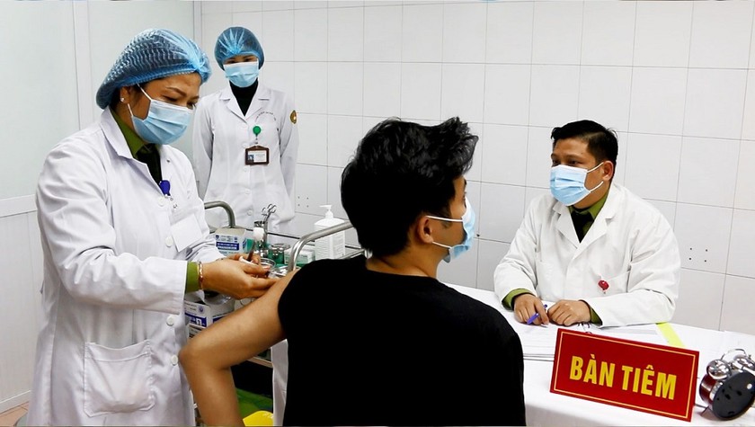 Sáng nay (14/1) nhóm tình nguyện viên đầu tiên được tiêm mũi 2 vắc xin Nanocovax. Ảnh: Ngọc Nga