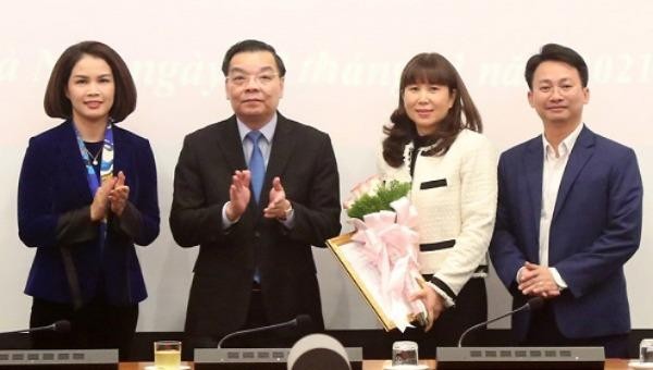 Chủ tịch Chu Ngọc Anh trao quyết định, chúc mừng tân Giám đốc Sở Du lịch. Ảnh: TPO