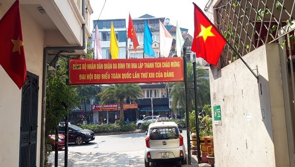  Những ngày này Thủ đô Hà Nội khoác "áo mới" với rực rỡ cờ hoa, khẩu hiệu.