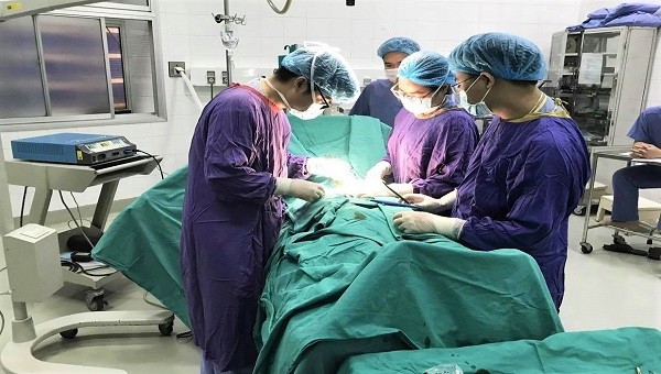 Các bác sĩ phẫu thuật cấp cứu cho bệnh nhân (ảnh: BVCC)