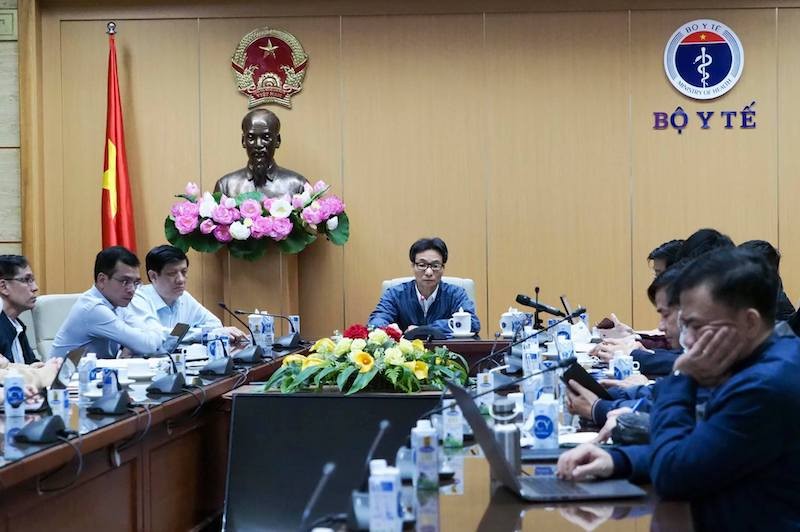 Phó Thủ tướng Chính phủ Vũ Đức Đam và Bộ trưởng Bộ Y tế Nguyễn Thanh Long đã họp khẩn trực tuyến với 2 tỉnh Quảng Ninh và Hải Dương.