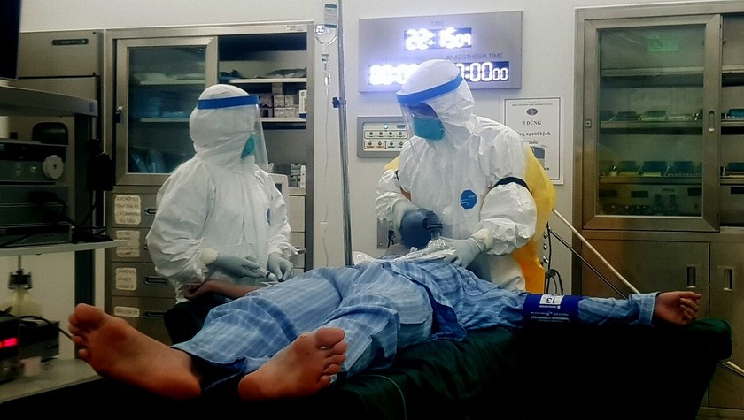 Bác sĩ tiến hành cấp cứu cho bệnh nhân nhiễm COVID-19. Ảnh: Minh Điền