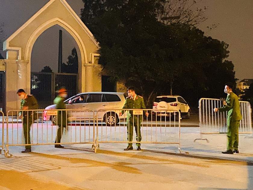 Các lực lượng chức năng dựng rào chắn phong tỏa 2 đầu cổng trường Tiểu học Xuân Phương.