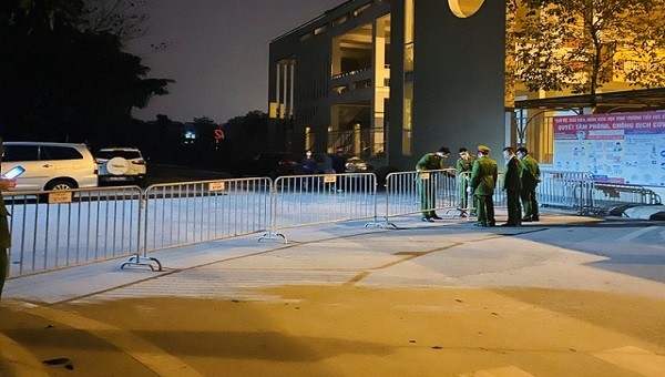 Đêm 30/1, công tác dựng rào chắn được triển khai khẩn trương tại cổng  Trường Tiểu học Xuân Phương