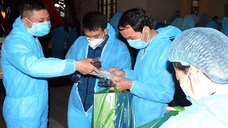 Cán bộ y tế lấy mẫu xét nghiệm cho người dân Đông Triều.  Ảnh: báo Quảng Ninh