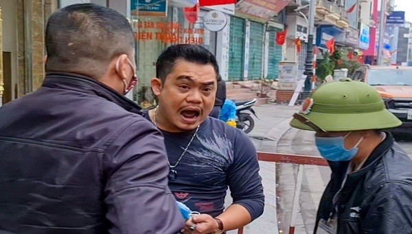 Chủ quán phở tại TP Hạ Long không đeo khẩu trang, lớn tiếng ngăn cản cán bộ y tế phun khử trùng (ảnh: Quốc Nam)