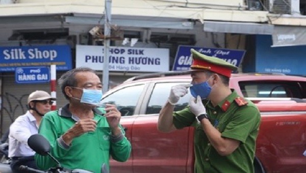 Hà Nội xử phạt 29 trường hợp không đeo khẩu trang nơi công cộng. Ảnh: Đ.T