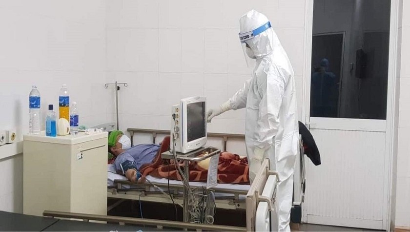 Bác sĩ Ngân chăm sóc bệnh nhân COVID-19 tại Bệnh viện Phổi Quảng Ninh.