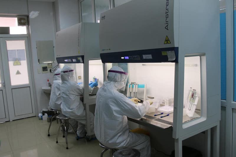Bệnh viện Bạch Mai cử thêm 5 cán bộ kỹ thuật Khoa vi sinh hỗ trợ cho Bệnh viện Dã chiến số 2
